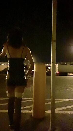 Public sissy slut in heels💕