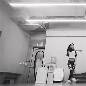 SUA - She knows how to move that booty