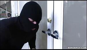 Sara Jay fucks the thief - BangBros