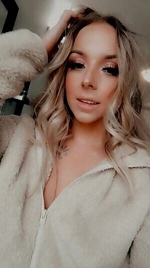 ❤️ Santa Daddy, mommy has been really naughty this year ❤️ I want you to watch me play, FREE TO SUBSCRIBE ‼️ Daily posts, I love custom content, Full nudity, No PPV, and mommy always replies 💋 don't you want a sexy MILF for the holidays 🎁