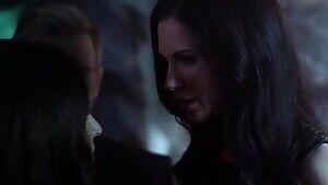 Azita Ghanizada & Laura Mennell kissing in Alphas