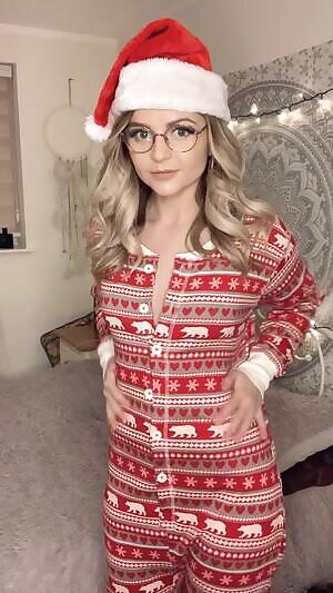 If I was Santa’s little helper, would you be naughty or nice?.. 🎄☺️