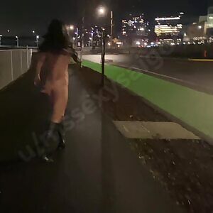 Walking While Naked🥵 🌹Asian💃🏻Cougar