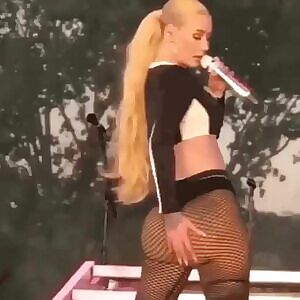 I want Iggy Azalea to sit on my face and twerk her thick cheeks on me relentlessly. Just let me bury my face in her booty and I can die a happy man.