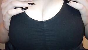 I need a mouth on these tiddies, c'mere baby 😏🖤