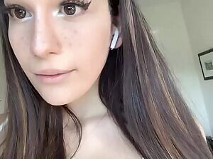 I know most you guys think of me as a fantasy. but since my ex dumped me i could use a guy to treat me like a queen 👸 ❤️