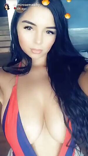 Demi show off