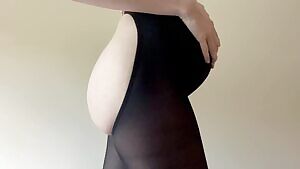 Pregnant, but my ass won’t quit 💋 You’re going to want to hear the sound on this one 👀