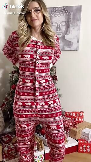 Can I be your little Christmas Cracker?.. 🎄☺️