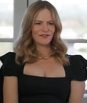 Jennifer Jason Leigh