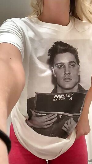 The king loves this queens tits!