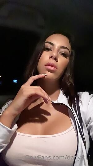 Damn, what a hottie 🥵...