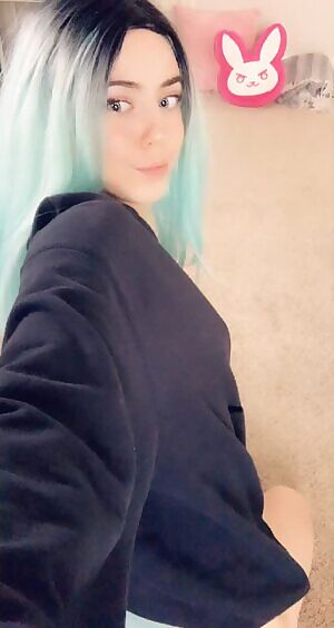 Should I pull these to the side so you can fuck me? 💕