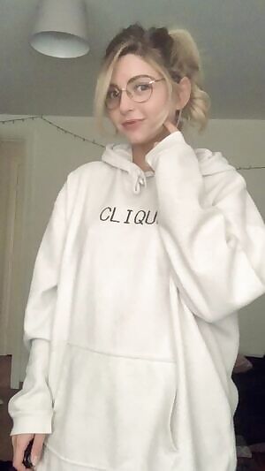 hope you don’t mind glasses and small boobs?.. 🤓🖤