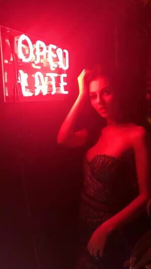 I'd love to fuck Victoria Justice up against that wall. Such a sexy slut