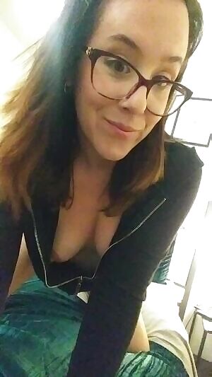 I'm online as long as this is up! Come get off with this salacious little housewife, $5 off if you pay with Cashapp!
