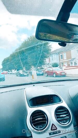 👇shows off her luscious tits in the car 👇