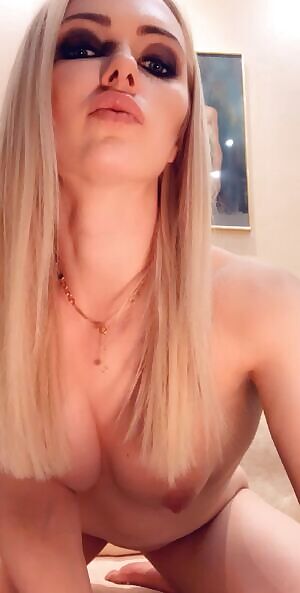 Home strip dance with buttplug😜