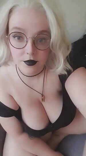 Lean in closer for a better look...😋🖤