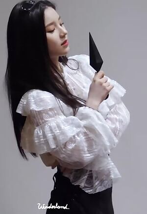 Loona - Heejin Teasing You With Her Big Toy