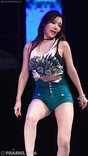 Hyeri flashing her boobs to alpha black men