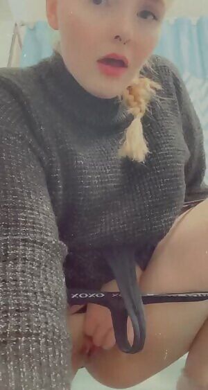 Let's play while nobody looks 😍 Join my OF and we can do whatever you want 🥵💦 -Dani Jade💋