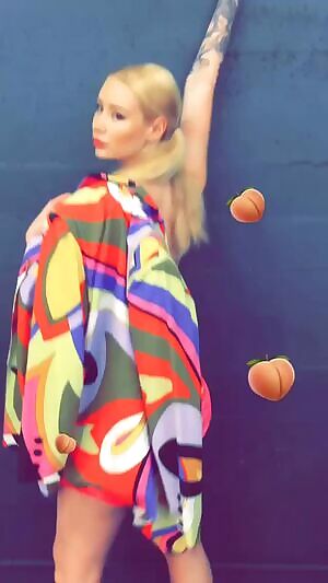 Iggy Azalea twerks in pink bikini on snapchat