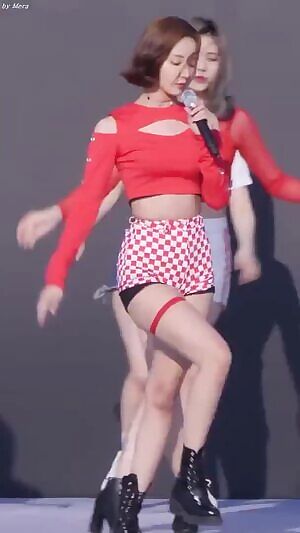 MOMOLAND Yeonwoo