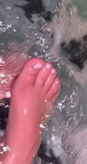 My feet aren’t the only thing that’s wet 🤤💦
