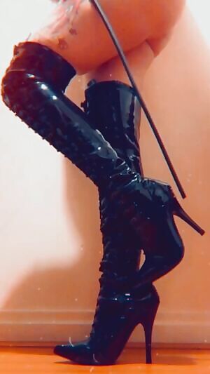 𝒯𝒽𝑒 𝓋𝒾𝑒𝓌 𝒻𝓇𝑜𝓂 𝓎𝑜𝓊𝓇 𝓀𝓃𝑒𝑒𝓈 𝓌𝒽𝒾𝓁𝑒 𝓎𝑜𝓊 𝒷𝑒𝑔 𝓉𝑜 𝓁𝒾𝒸𝓀 𝑒𝓋𝑒𝓇𝓎 𝒾𝓃𝒸𝒽 {c*app £MissScherzzo. Kik - PrincessScherzzo}