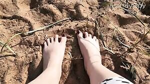 The Sand Tickles My Fingers, It Feels So Good 🦶🌊