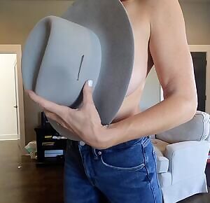 Fall has arrived 🍁 Jeans, big hats & even bigger ....